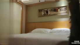 高挑漂亮成熟御姐这风情这韵味真让人欲罢不能，半躺在床上前凸后翘，渴望挑逗立马欲望沸腾，抱住啪啪狂插耸动