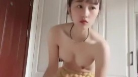 高颜值青春小妹 00后为借钱把处女膜捅破 拿花露水瓶子自慰 有钱能使鬼推磨