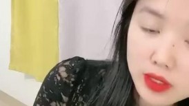 难得粉穴极品美少女！高颜值一身黑裙！撩起看粉嫩BB，小穴已经很湿了，震动棒抽插，低低呻吟