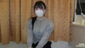 FC2 4463217 [否] 在街上发现一个完全业余的美女，我带她到酒店，让她穿及膝高筒袜，然后拍摄她。尽管这是我第一次，她还是让我射了一次，并让我射进了她的体内。 *附赠高品质版本