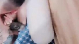 剧情两个大汉冲进房间，绑住老公面前干老婆，前后夹击操逼，按住一顿输出，让老哥看着被狠狠干