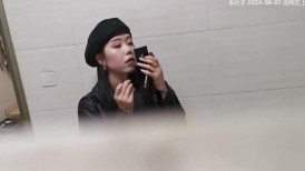 商场女厕偷拍爱臭美的小姐姐 边吸烟边拉屎 WC化妆涂润唇油