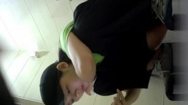外购4K正版，美女如云商场女厕全景逼脸同框偸拍多位小姐姐方便，有制服有黑丝，穿个开裆蕾丝