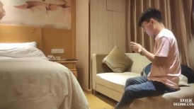 巨乳轻熟女 逼逼有什么好看的我逼口小小的 休息一下吧 我头晕腿抽筋发软 你一个女人搞不定 身材苗条被小哥操的怀疑人生