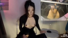 开裆紧身衣，美腿高跟鞋，双镜头，小姐姐炮击插穴，按摩器双管齐下，搞的小穴好湿，透明椅子从下往上视角