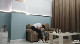 良家巨乳轻熟女 不想第一次见面就发生关系 下面好漂亮 皮肤白皙身材丰腴前凸后翘 强行脱裤子抠逼无套插人操