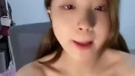 5月底最新下海很可爱的美眉，这次自慰超级爽 一会就很多黏黏的白浆，她说好多天没插了，白带也出来了