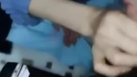 【情侣自拍】小女友吃着汉堡也不放过，喊着要爸爸鸡巴操