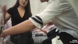恋母小伙 身材苗条高贵气质少妇边艹边说脏话：“我艹你妈”非常刺激！中文字幕！