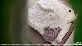 最新6-1酒店偷拍，多毛黄毛JK制服漂亮精神小妹美眉，和男友开房打炮