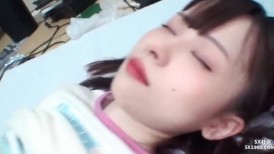 极品迷奸系列！白瘦幼骨感萝莉，被下药睡的好死，被大叔扒开内裤 各种道具玩弄嫩穴，再插了两次 才内射