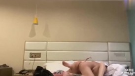 渣男强上04年小嫩妹 好像还是处女全程怕疼不让艹，陆陆续续搞了三十分钟才成功艹逼！