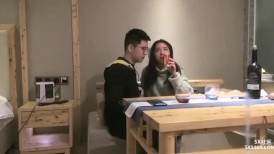 灌醉极品大学校花 带学妹品红酒灌醉后强行打炮艹逼 刚开始还不愿意继续灌醉后成功上垒