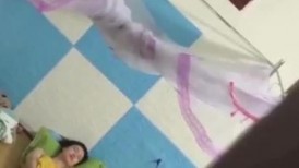冒死爬墙偷窥楼下的小姐姐 哦槽,这是在干啥呢 多久没有被男人操了饥渴成这样