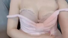 清纯反差小母狗 Twitter萝莉『蔡小熊』福利，可爱乖巧的小妹妹 怎么能这么烧呢？一线天白虎嫩穴自己插出白浆 上