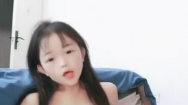 娃娃脸呆萌小姐姐，娇小身材炮友操逼，白丝美腿，无毛小骚逼，怼入小穴猛操，柰子晃动