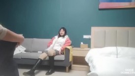 巨乳美女 我下面浅上位顶到小肚子会痛 不要射里面 射的时候我拔出来 身材高挑前凸后翘 控制不住最后还是被小哥内射了