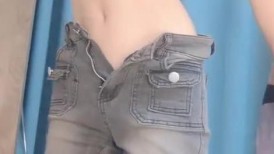 紧身牛仔裤 Q弹蜜桃臀 00后清纯大长腿美少女 高挑的身材站立后入，少女刚发育好的胴体让人流口水