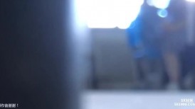 学生情侣在没有人的教室里做爱，女生有点顾虑，男生不停地用鸡巴隔着裤子顶她，她同意了做爱，最后差点被别人抓到。内射 (1)