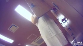 大型洗浴中心内部员工偷拍 几个白白嫩嫩的美少妇洗澡换衣服