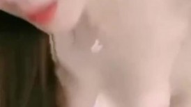 巨乳漂亮少妇 快用你的大鸡吧操我 哦天哪 操的我好爽 想要尿尿 在家被大哥无套猛怼 大奶哗哗 骚叫连连