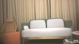 高颜值粉嫩嫩小姐姐 打扮的好撩人，精致可人风情 轻易就让人欲望沸腾，把玩笔直大长腿侧入狠狠抽送跪爬碰撞