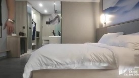 高颜大奶美女 我来完大姨妈下面特别紧你又大下面脱皮了怕你了 身材高挑大长腿说话温柔 被大叔连干两天有点怕怕了