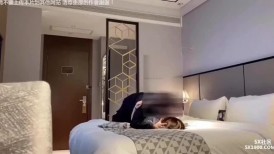 漂亮小少妇 你好熟练 你要戴那个 没有 不要你欺负我你骗我 流出来了 有点害羞强行插入最后还内射 快哭了