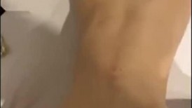 稀缺作品【六月新片】漂亮高科技脸美眉自拍-自慰 首次啪啪啪自拍流出，天然干净无毛白虎嫩穴