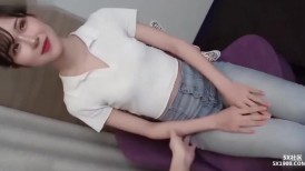 紧身牛仔裤美腿女神 身材高挑大长腿 就是太瘦了，逼特别嫩，100%初恋情人 好害羞好羞涩