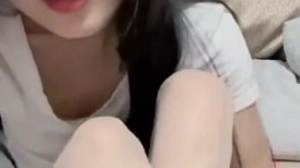 纯欲骨干少女，宿舍裸露，扭动曼妙身姿，诱惑。跳蛋自慰，约炮男主互舔，无套爆插