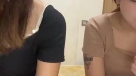❤️❤️19美少女姐妹花，4P大战名场面，舌吻调情，一人一个骑乘位，抽插嫩嫩小穴，小骚逼很紧