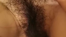 最近约的良家嫩妹妹，多毛小骚逼，一顿爆草，跳蛋震动棒玩弄，搞的好想要，全身多酥麻了