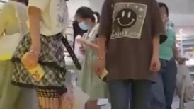 抄底逛商超的时尚嫩妹 日常网丝吊带这么顶 太诱人了 淫水浸透内裤泛黄 淫靡气息溢出屏幕