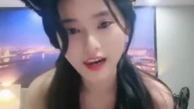无敌甜美纯情萝莉【像吴宣仪一样的甜妹】吃鸡自慰扣逼，一下海就来如此大尺度！才19岁的美眉 (1)