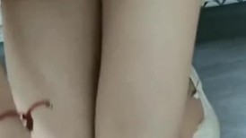 清纯乖巧邻家妹妹，紧致嫩穴被大屌干，塞入小穴猛干，妹妹爽的不行，翘起屁股后入，双腿肩上扛，狠狠猛干