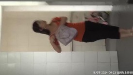 路边公厕全景偷拍背包美少妇嘘嘘 保养的非常好的小嫩鲍