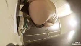 六月最新流出厕拍大神又找到一份给新KTV送酒的工作 趁此机会潜入女厕偷拍