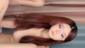奇怪妆容超嫩姐妹花，双飞激情名场面，一起翘起屁股，一线天粉穴，叠在一起轮着操，无套抽插，操完玩跳蛋