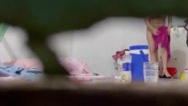 门缝下偷拍邻居家妹子洗完澡赤身裸体出来擦身体 两个奶子圆鼓鼓的,逼逼只有一点毛