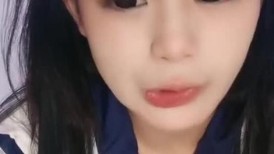 学生制服，清纯小萝莉，甜美邻家妹妹，娇小身材，贫乳嫩穴，椅子上玩跳蛋，震动棒抽插，娇喘呻吟