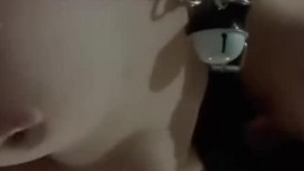 极品身材女高嫩妹 刚高考完的女高小妹妹释放压力，让主人爸爸戴上项圈狗链调教，轻轻一碰就湿的一塌糊涂！太骚了