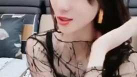 漂亮少妇 快亲我 哥哥好舒服 要射了 不行我还要你动呀 好骚的美女身材高挑大长腿在家被无套输出 内射 貌似还不满足
