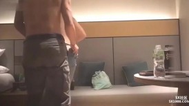 大价钱约操极品牛仔女神，超高颜值，完美身翘臀，被各种蹂躏