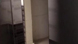 大神直接闯入单位女厕偷拍短裙女同事的小黑鲍