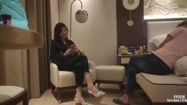 漂亮轻熟女 不能舔 宝贝你舔的好舒服啊对舌头伸进去 快点给我干废了 骚逼舔的受不了求操最后操的求饶退钱也不干第二次了