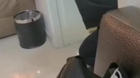 高跟骚货人妻母狗，约炮大学生小学弟 老公在一边拍摄，被小弟弟抬起黑丝美腿甜小穴 爽的不要不要的