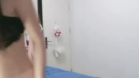 娃娃脸嫩妹妹，娇小身材炮友操逼，舔奶一顿揉，按住双腿，爆操无毛骚穴，从下往上特写视角