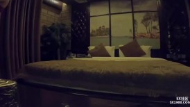 极品身材健身房私人美女教练❤️比较害羞不是很骚的那种，做的时候不让开灯！掰开黑丝美腿用鸡巴狠狠的捅了进去！