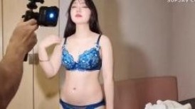 丰满的婴儿肥美少女，这肉感刚刚好，大叔那又大又长的鸡巴插进去师叔太紧了 不敢用力